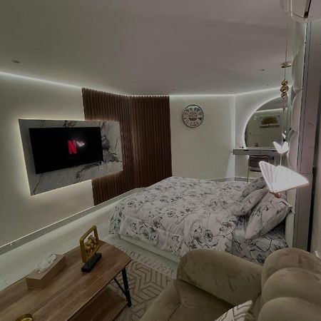 استديو مع جلسة خارجية بدخول ذكي Villa Riyadh Luaran gambar