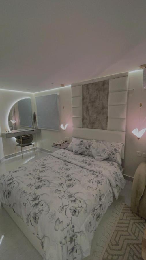 استديو مع جلسة خارجية بدخول ذكي Villa Riyadh Luaran gambar